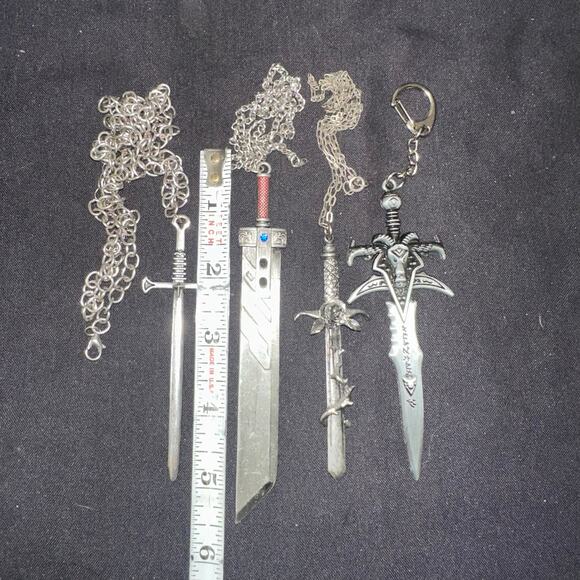 Bundle lot 4 Final Fantasy World of Warcraft sword necklaces & keychain - Picture 2 of 4